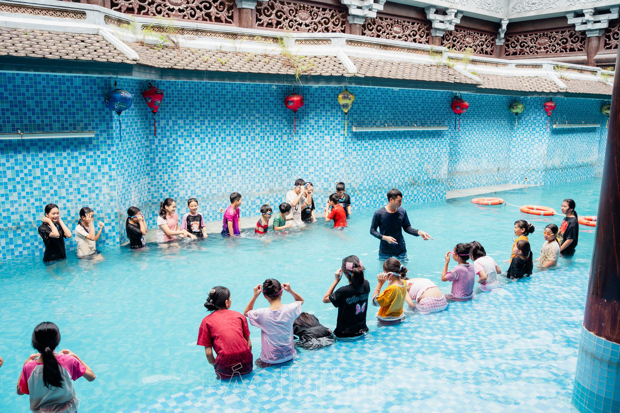 Khu du lịch Tam Chúc mở lớp dạy bơi miễn phí cho trẻ em