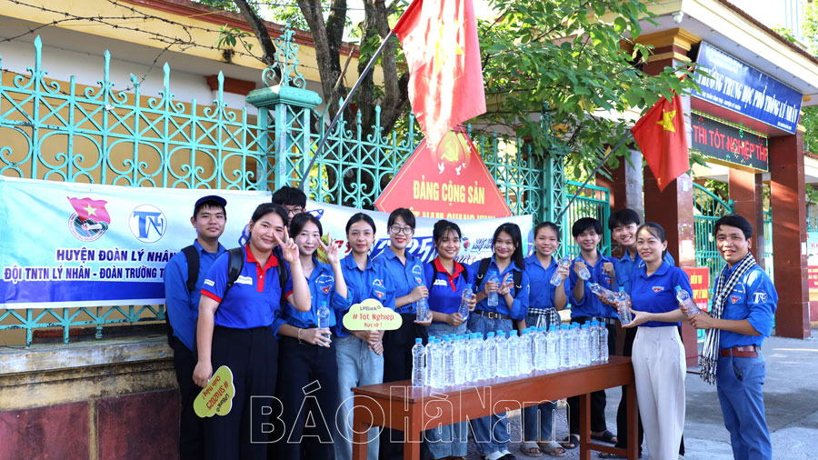 Sắc xanh tình nguyện tiếp sức Kỳ thi tốt nghiệp THPT năm 2025