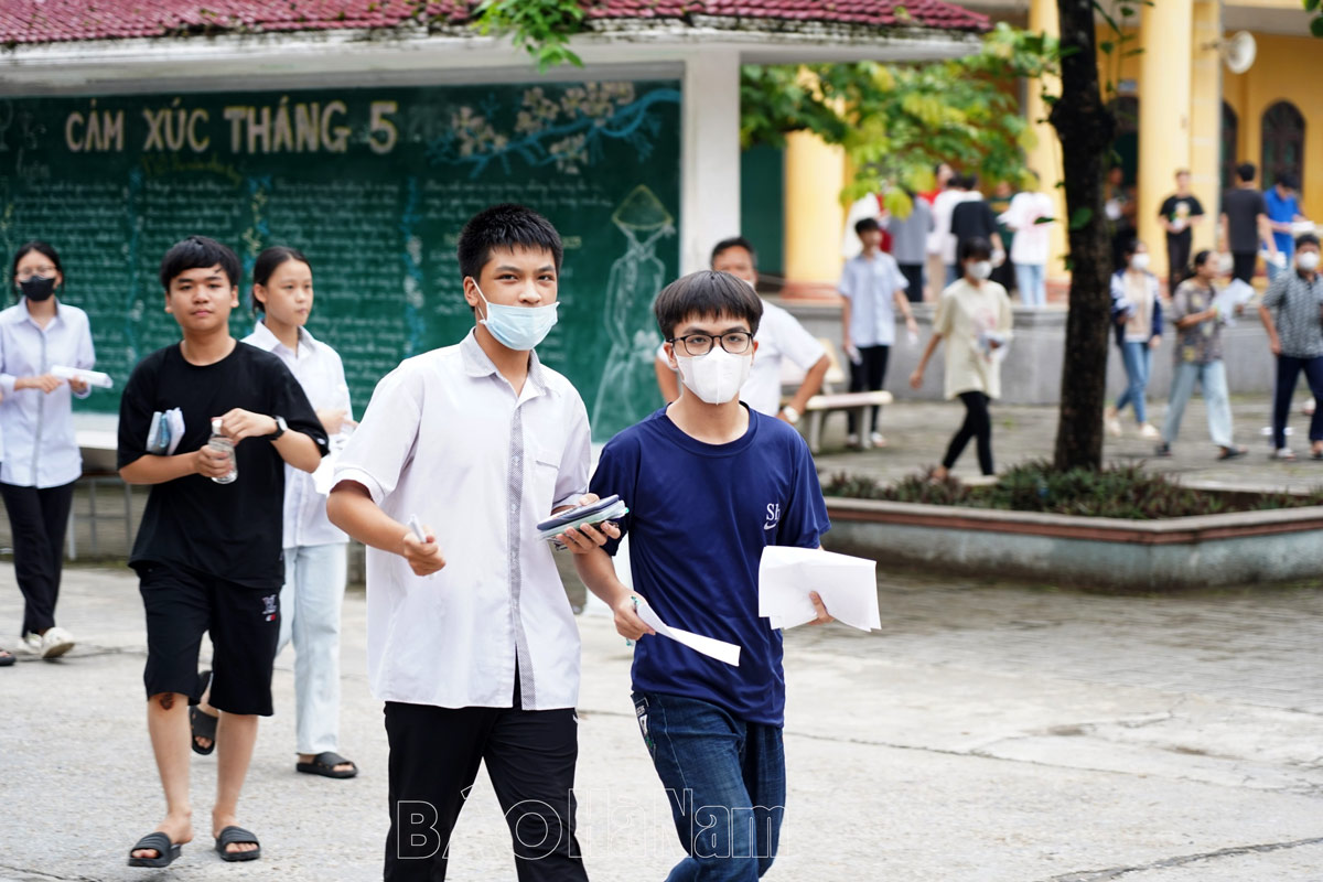 Sáng 14/6, thêm 25 thí sinh bỏ thi, đề thi môn Toán được đánh giá khó với học sinh đại trà