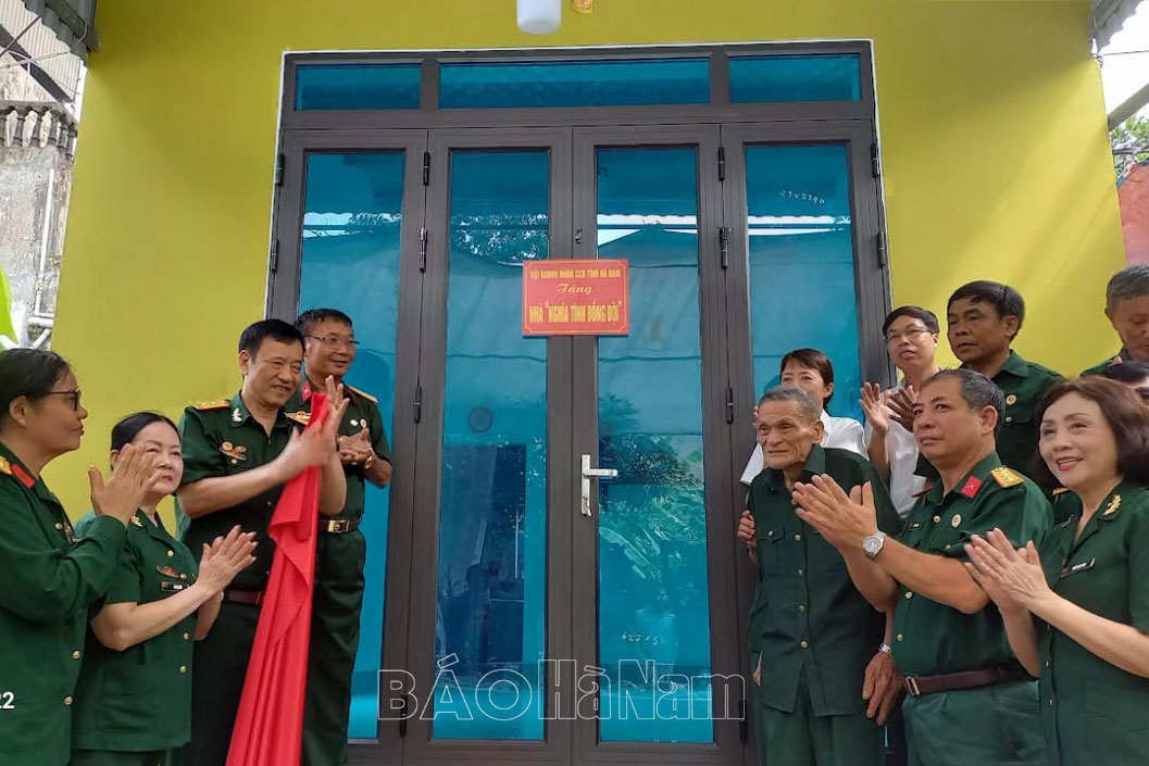 Hội Doanh nhân CCB tỉnh bàn giao nhà “Nghĩa tình đồng đội” cho CCB có hoàn cảnh khó khăn phường Châu Sơn