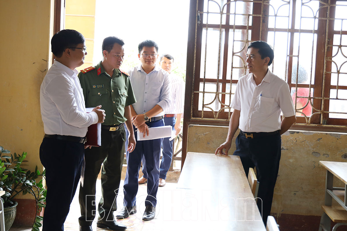 Đồng chí Phó Chủ tịch UBND tỉnh Trần Xuân Dưỡng kiểm tra công tác chuẩn bị Kỳ thi tốt nghiệp THPT năm 2023 tại Lý Nhân