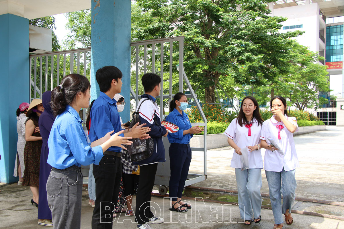 Kết thúc môn thi Ngữ văn sáng nay 28/6 , học sinh thở phào nhẹ nhõm