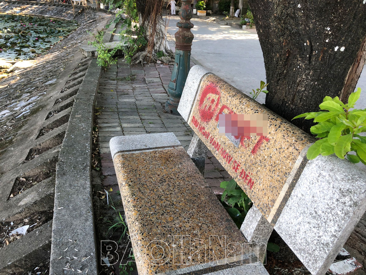 Hàng loạt ghế đá ở Phủ Lý bị xịt sơn, quảng cáo cho trang cá độ trái phép