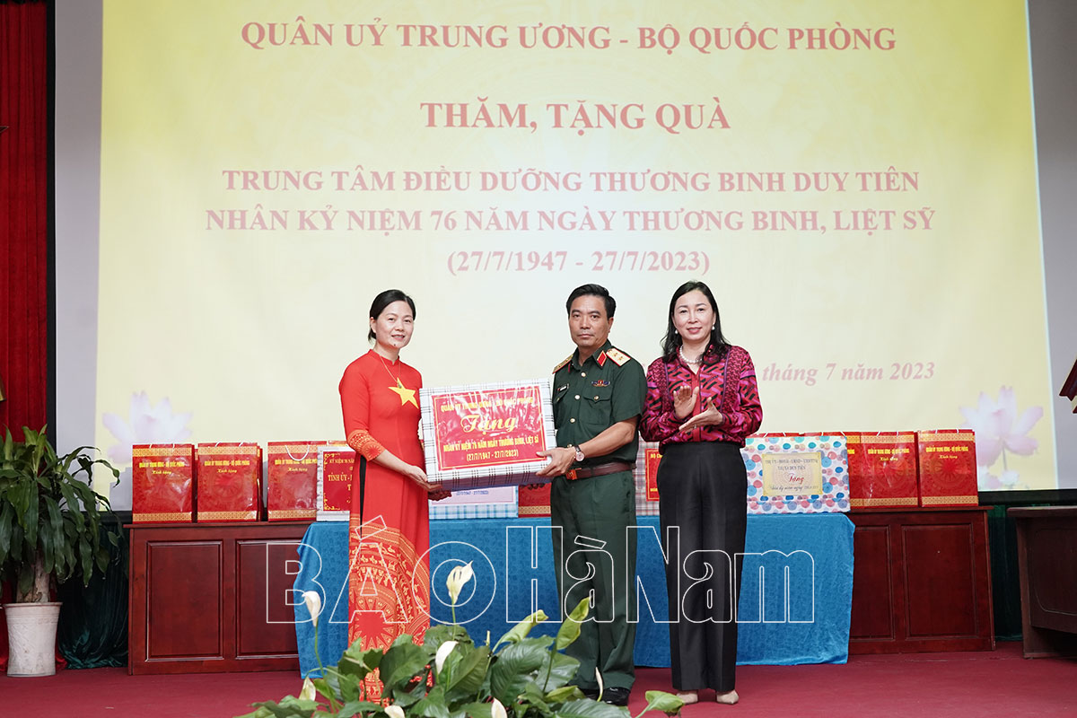 Đoàn công tác của Quân ủy Trung ương, Bộ Quốc phòng thăm, tặng quà thương bệnh binh