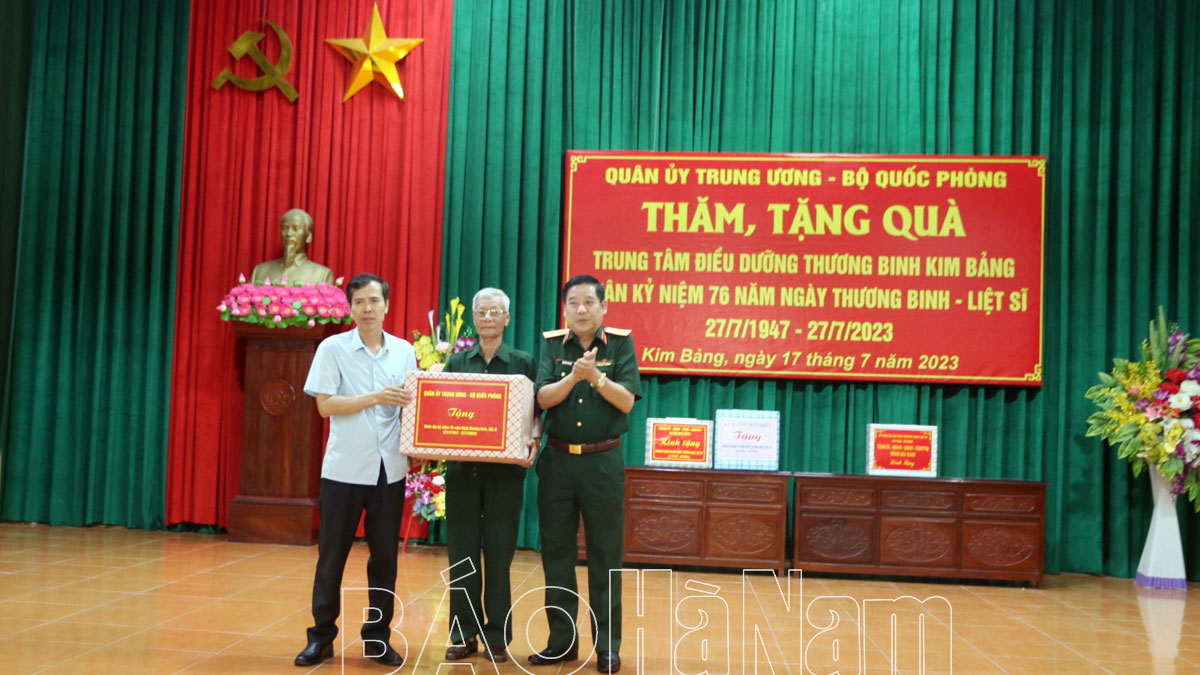 Đoàn công tác của Quân ủy Trung ương - Bộ Quốc phòng thăm, tặng quà Trung tâm Điều dưỡng thương binh Kim Bảng
