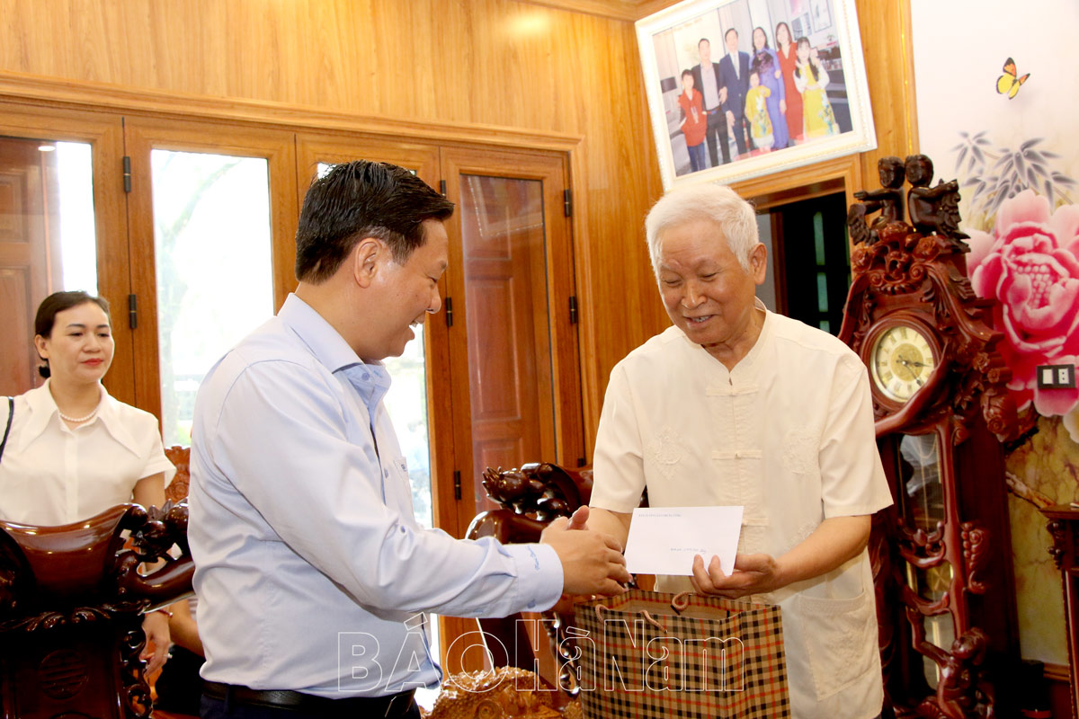 Phó Trưởng Ban Tuyên giáo Trung ương Trần Thanh Lâm tặng quà gia đình chính sách tại huyện Bình Lục