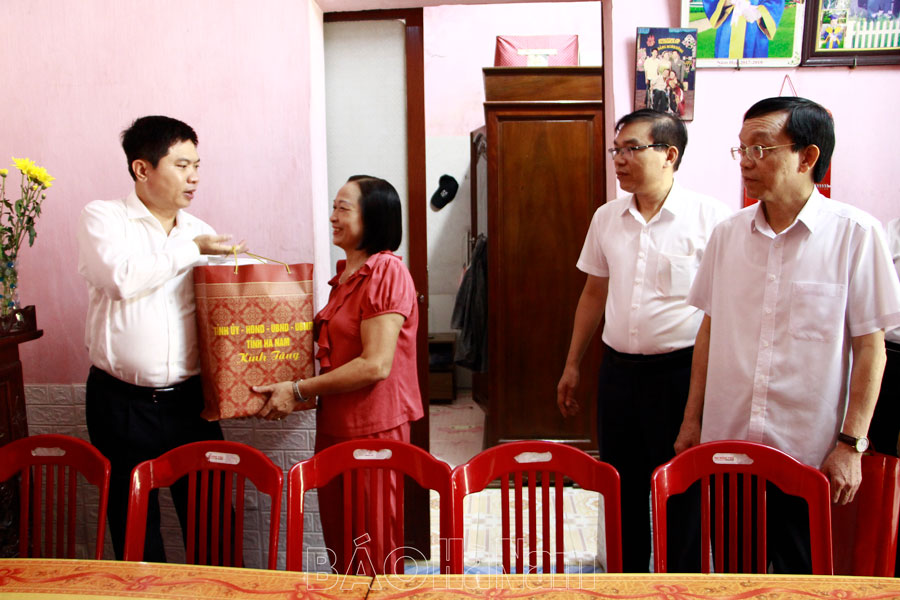 Các đồng chí lãnh đạo tỉnh thăm, tặng quà các thương, bệnh binh, gia đình người có công với cách mạng