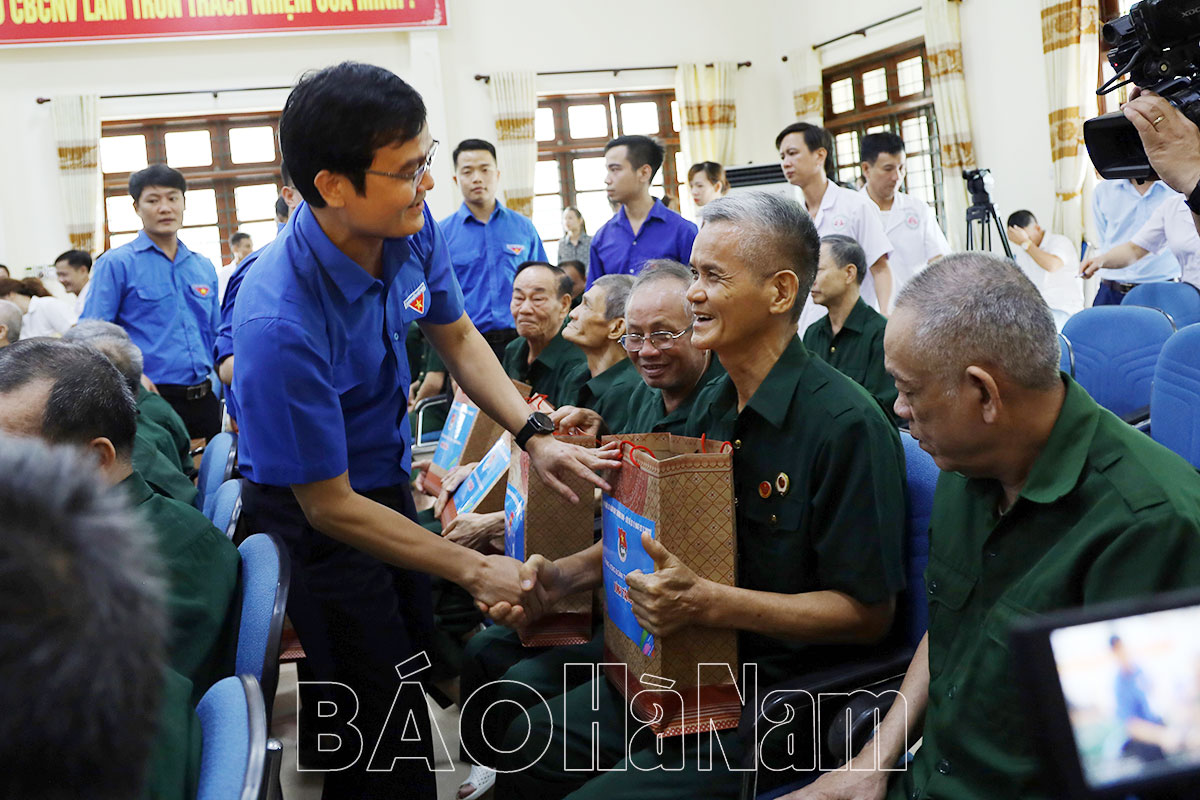 Đồng chí Bí thư Tỉnh ủy Lê Thị Thuỷ và Bí thư thứ nhất Trung ương Đoàn Bùi Quang Huy thăm, tặng quà đối tượng chính sách