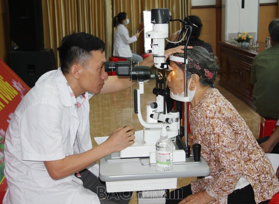 Khám bệnh, cấp phát thuốc miễn phí cho 300 đối tượng chính sách, nhân dân phường Duy Hải