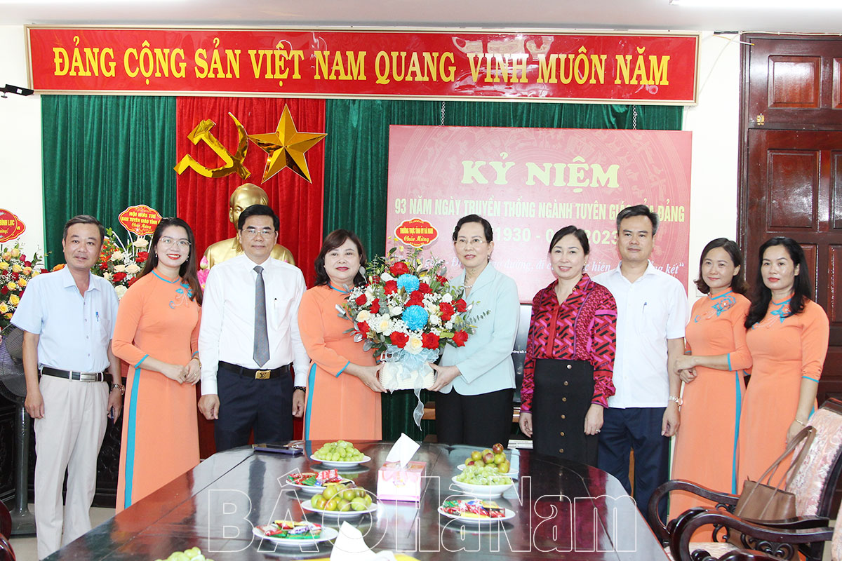 Thường trực Tỉnh ủy thăm, chúc mừng Ban Tuyên giáo Tỉnh ủy nhân dịp kỷ niệm 93 năm Ngày truyền thống Ngành Tuyên giáo của Đảng