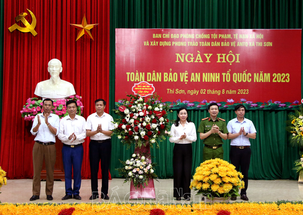 Đồng chí Phó Bí thư Thường trực Tỉnh ủy Đinh Thị Lụa dự Ngày hội Toàn dân bảo vệ an ninh Tổ quốc ở xã Thi Sơn