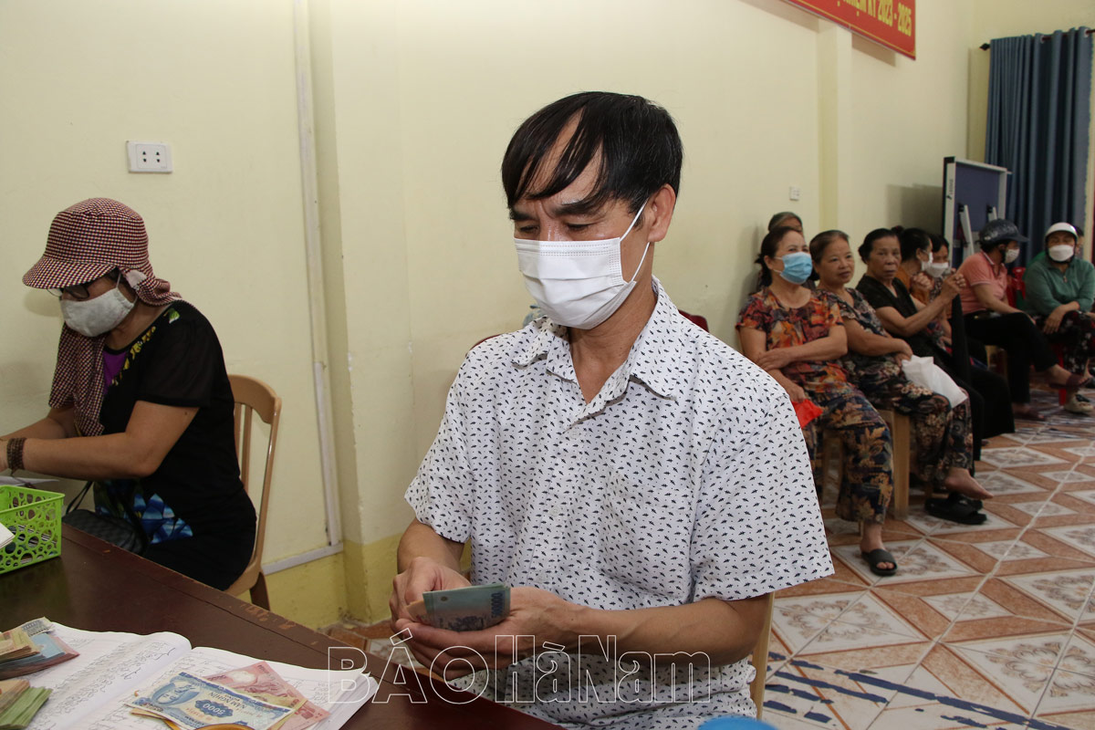 Trên 43.000 người hưởng lương hưu của Hà Nam phấn khởi nhận lương hưu và trợ cấp BHXH theo mức mới