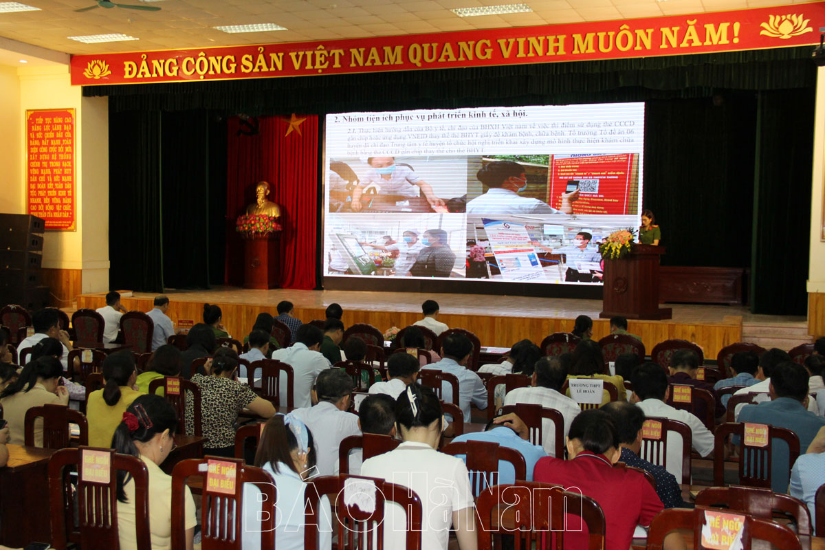 Thanh Liêm phấn đấu phổ cập điện thoại thông minh cho người dân trên địa bàn