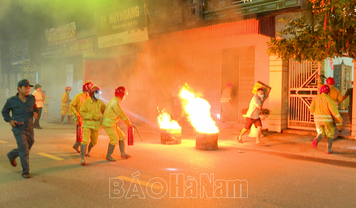 Tổ liên gia an toàn PCCC phường Lương Khánh Thiện thực tập phương án chữa cháy, cứu nạn cứu hộ