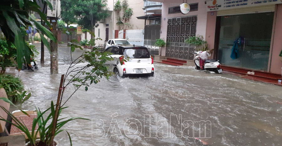 Mưa lớn gây ngập úng nhiều tuyến phố, nước tràn vào nhà dân ở Phủ Lý