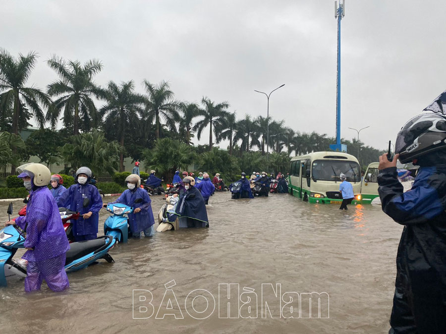Hà Nam có mưa từ 100- 200mm, gây ngập úng phần lớn diện tích đất sản xuất nông nghiệp, các khu công nghiệp, đô thị
