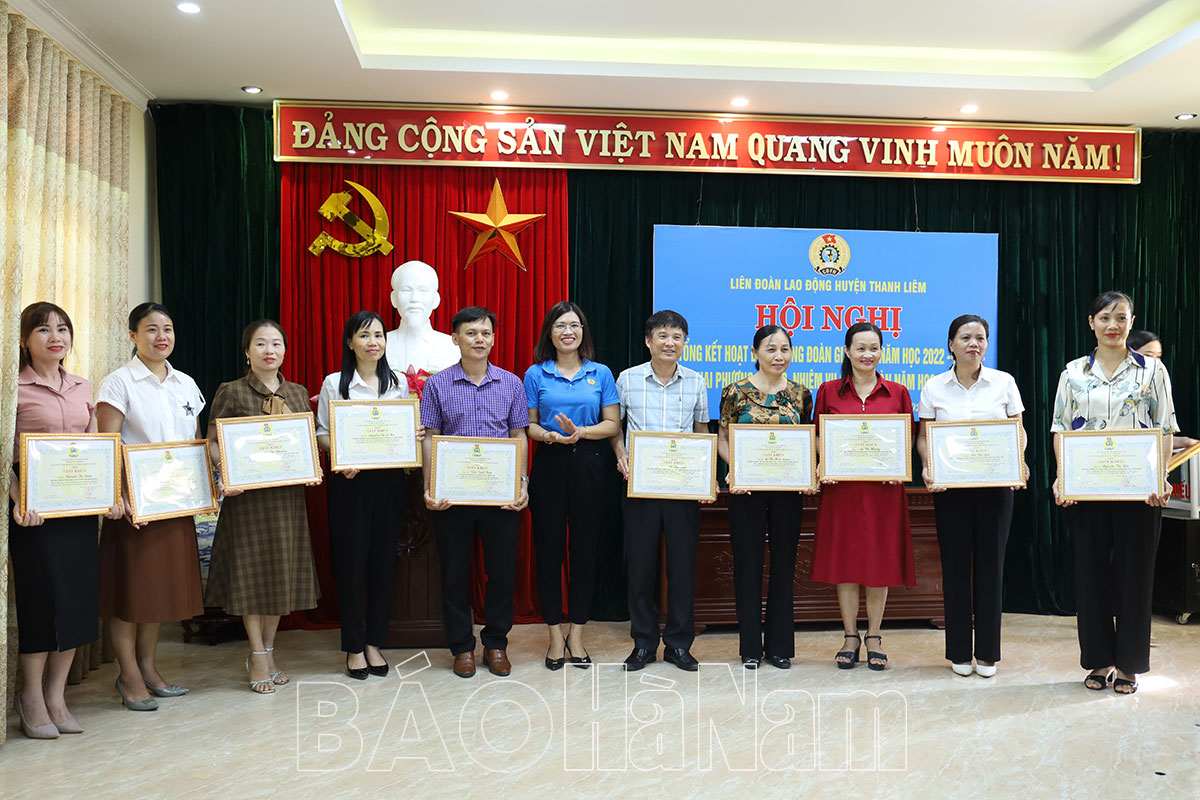 Nhiều tập thể, cá nhân có thành tích xuất sắc trong hoạt động công đoàn khối giáo dục ở Thanh Liêm được khen thưởng