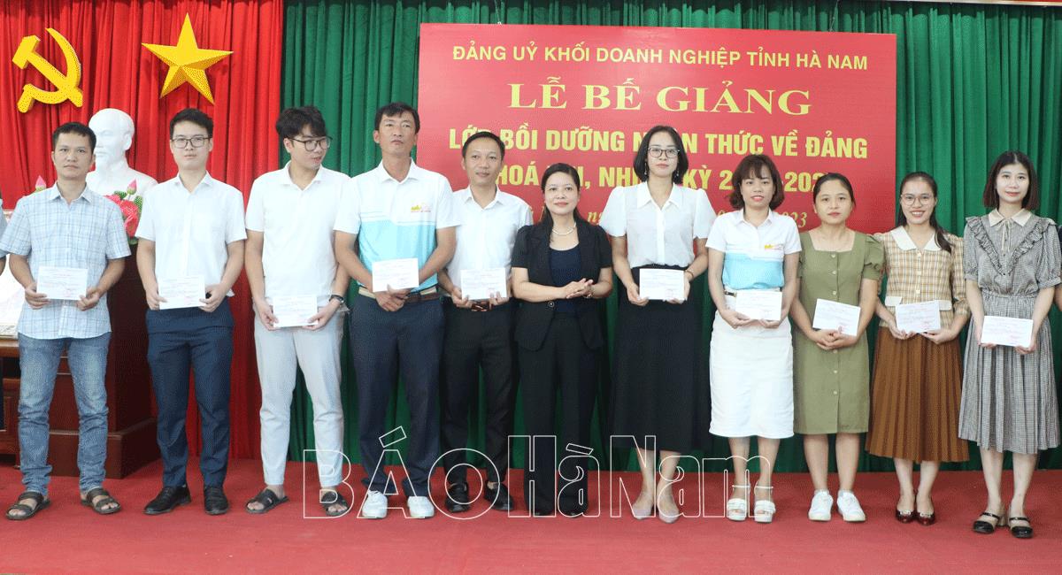 Đảng ủy Khối doanh nghiệp tỉnh bế giảng lớp bồi dưỡng nhận thức về Đảng khóa VIII năm 2023