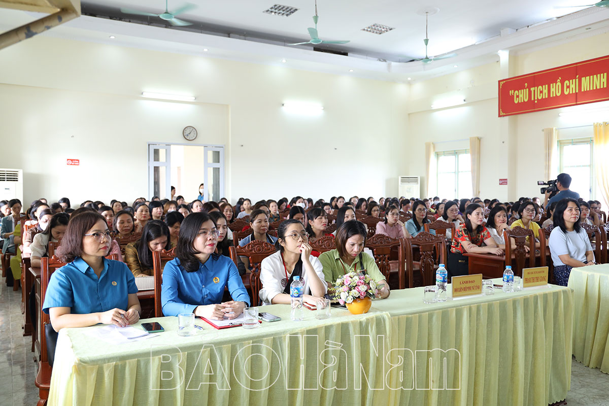 Nói chuyện chuyên đề về “Đồng hành cùng con tuổi vị thành niên” cho nữ công nhân, viên chức, lao động