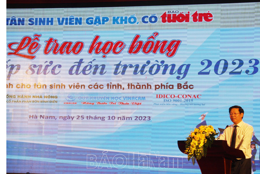 Trao 1,8 tỷ đồng học bổng “Tiếp sức đến trường” cho tân sinh viên khó khăn, học giỏi các tỉnh, thành phố phía Bắc