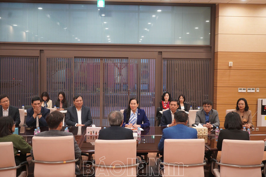 Đồng chí Bí thư Tỉnh ủy Lê Thị Thủy thăm và làm việc với Đại sứ quán Việt Nam tại Hàn Quốc