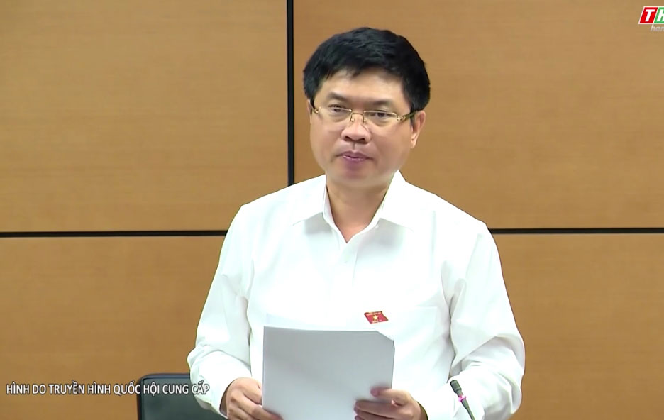 Đồng chí Chủ tịch UBND tỉnh, Trưởng đoàn ĐBQH Hà Nam Trương Quốc Huy chủ trì thảo luận tại Tổ về dự án Luật Bảo hiểm xã hội (sửa đổi)