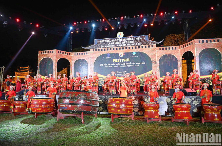 Màn trống hội của làng trống Đọi Tam (Hà Nam) mở màn Lễ Khai mạc Festival bảo tồn và phát triển làng nghề Việt Nam năm 2023