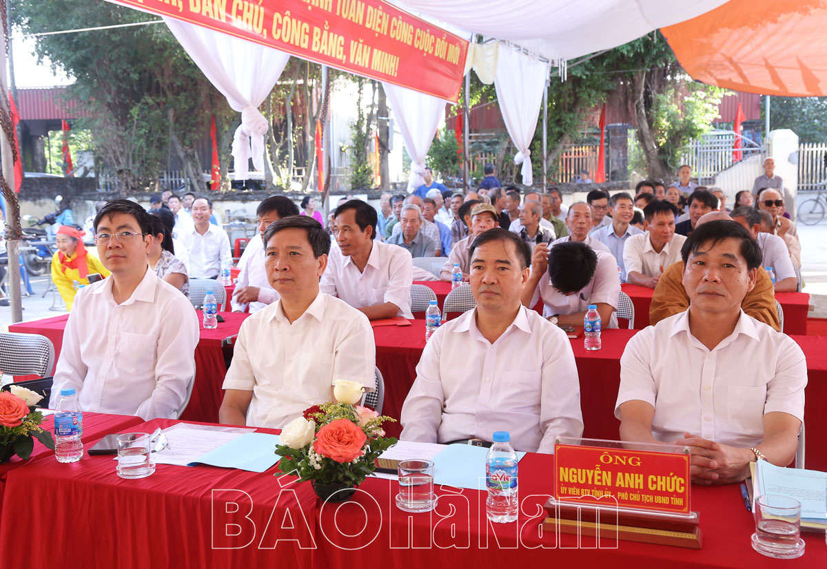 Đồng chí Phó Chủ tịch UBND tỉnh Nguyễn Anh Chức dự Ngày hội đại đoàn kết toàn dân thôn Hải Long