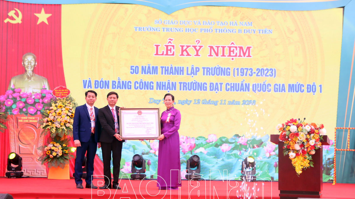 Đồng chí Bí thư Tỉnh ủy Lê Thị Thủy dự Lễ Kỷ niệm 50 năm Ngày thành lập Trường THPT B Duy Tiên