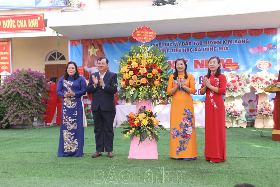 Các đồng chí lãnh đạo tỉnh chúc mừng ngày Nhà giáo Việt Nam