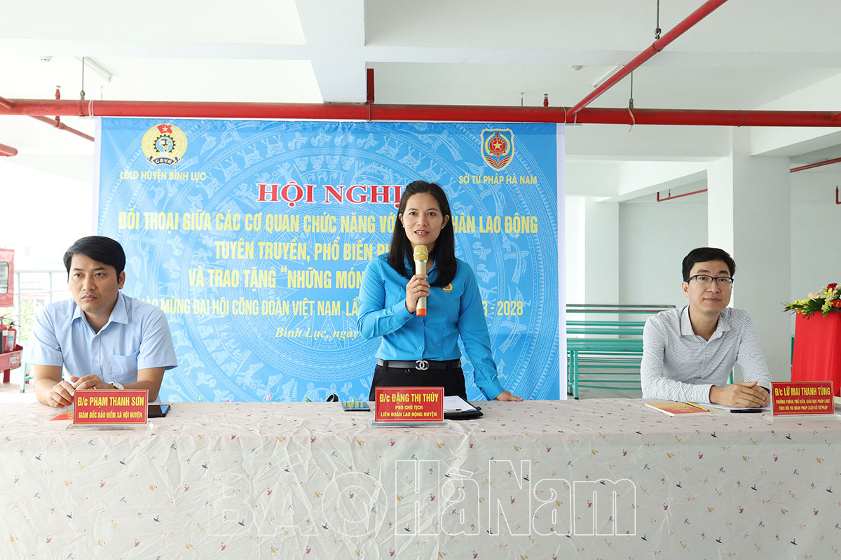 Đối thoại giữa các cơ quan chức năng của huyện Bình Lục với gần 200 công nhân lao động Công ty TNHH Giày Ngọc Hồng