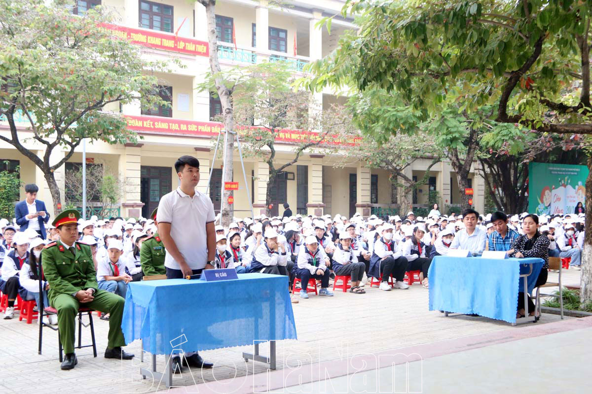 Tổ chức “Phiên tòa giả định” tuyên truyền pháp luật phòng chống bạo lực học đường tại Trường THCS Trần Phú