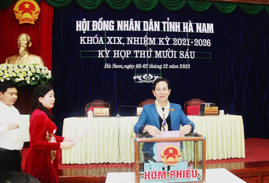 HĐND tỉnh thực hiện quy trình lấy phiếu tín nhiệm đối với những người giữ chức vụ do HĐND tỉnh bầu và thảo luận tổ