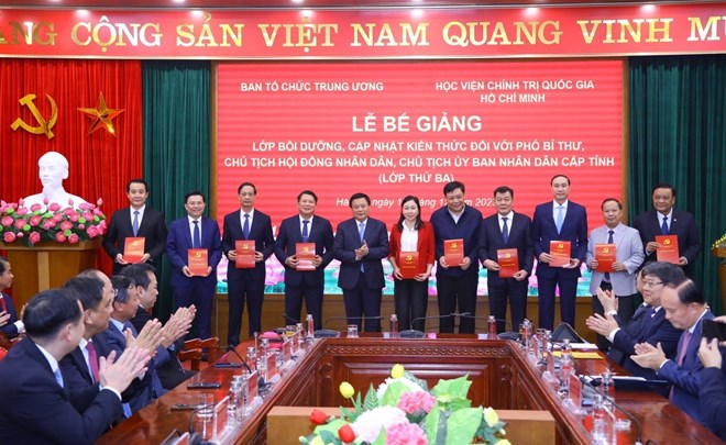 Bế giảng lớp cập nhật kiến thức đối với Phó Bí thư, Chủ tịch HĐND, UBND cấp tỉnh