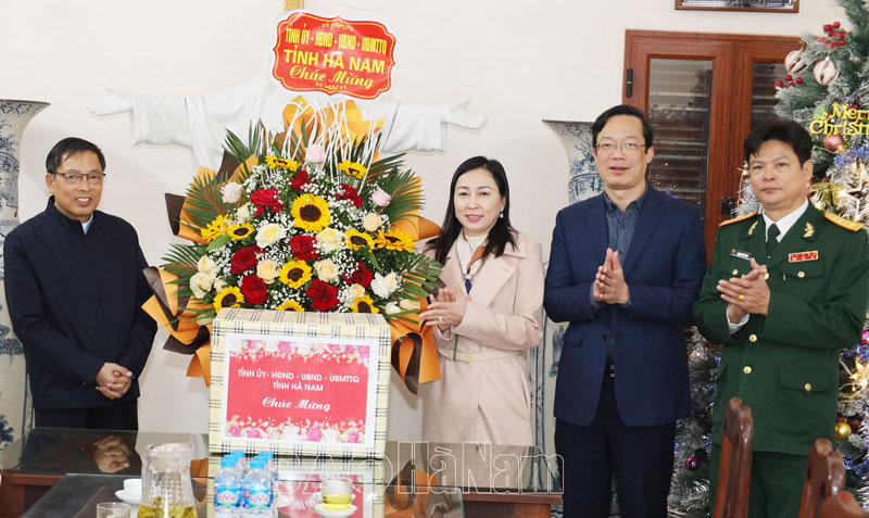 Đồng chí Phó Bí thư Thường trực Tỉnh ủy Đinh Thị Lụa thăm, chúc mừng Giáo xứ Đại Phú nhân dịp Lễ Giáng sinh