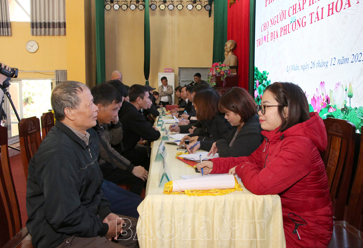 Hơn 200 người chấp hành xong án phạt tù trở về địa phương Lý Nhân tham gia phiên giao dịch việc làm tháng 12