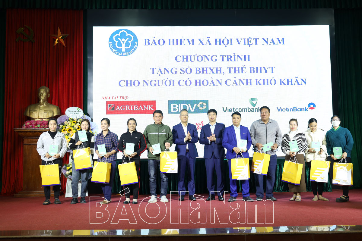 Bảo hiểm Xã hội Việt Nam tặng sổ BHXH, thẻ BHYT cho người có hoàn cảnh khó khăn tại Hà Nam