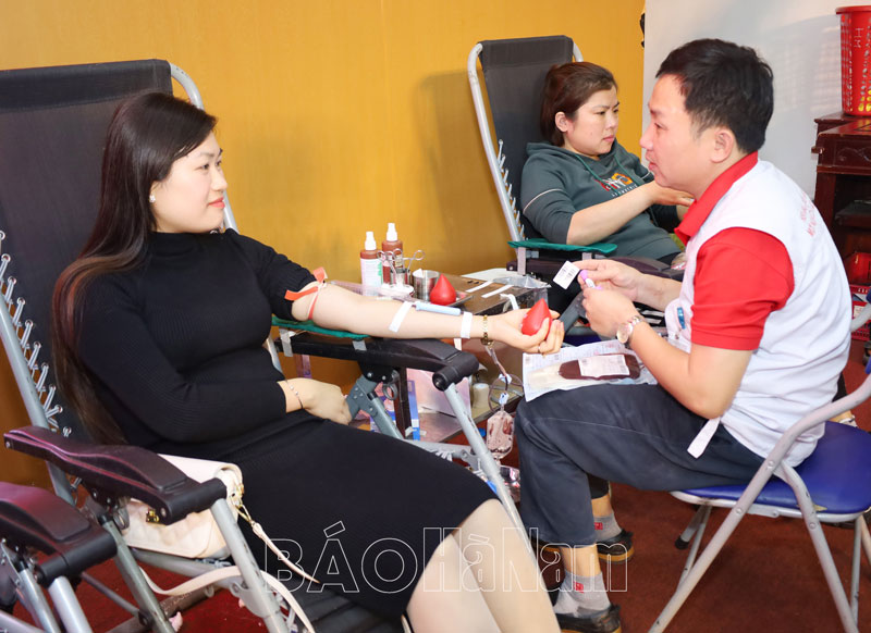 Các tình nguyện viên xếp hàng để được hiến máu tại Ngày hội hiến máu tình nguyện thị xã Duy Tiên