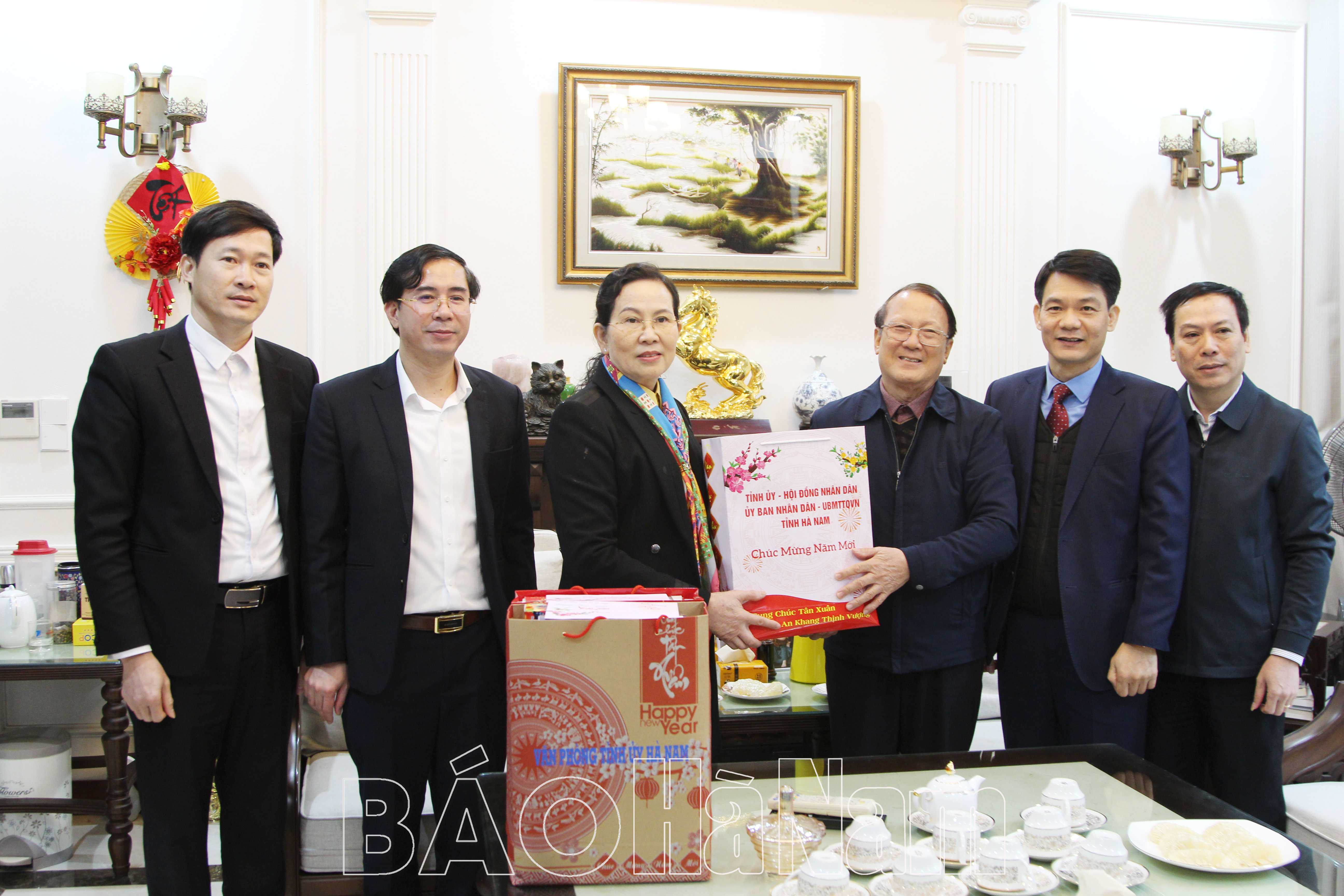 Đồng chí Bí thư Tỉnh ủy Lê Thị Thủy thăm, tặng quà cán bộ lãnh đạo chủ chốt của tỉnh qua các thời kỳ