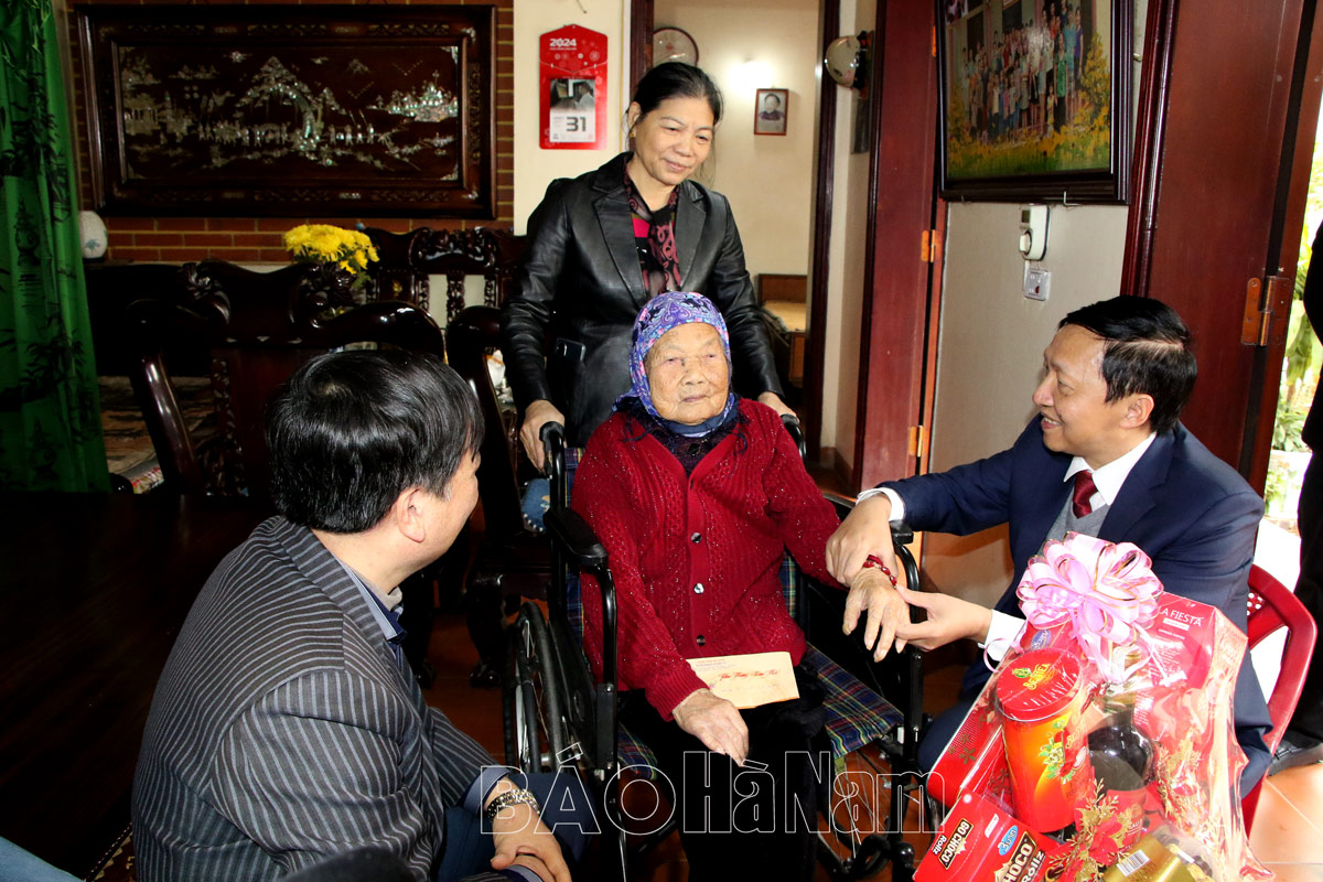 Sở KH&ĐT thăm, chúc Tết Mẹ Việt Nam Anh hùng nhân dịp Tết Nguyên đán Giáp Thìn 2024