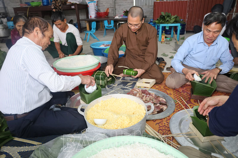 Chùa Khánh Long rộn ràng gói bánh chưng mang Tết ấm đến với mọi nhà