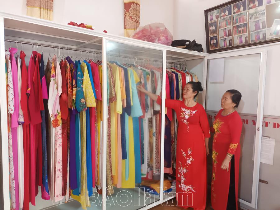 Tặng áo dài truyền thống: Chia sẻ và lan tỏa yêu thương