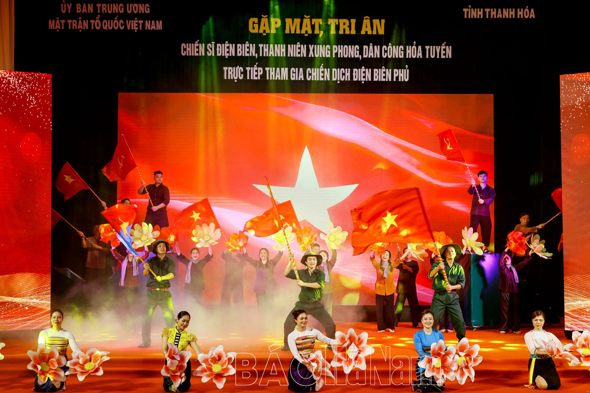 Đồng chí Bí thư Tỉnh ủy Lê Thị Thủy dự Chương trình “Gặp mặt, tri ân chiến sĩ Điện Biên, thanh niên xung phong, dân công hỏa tuyến trực tiếp tham gia chiến dịch Điện Biên Phủ” tại Thanh Hóa