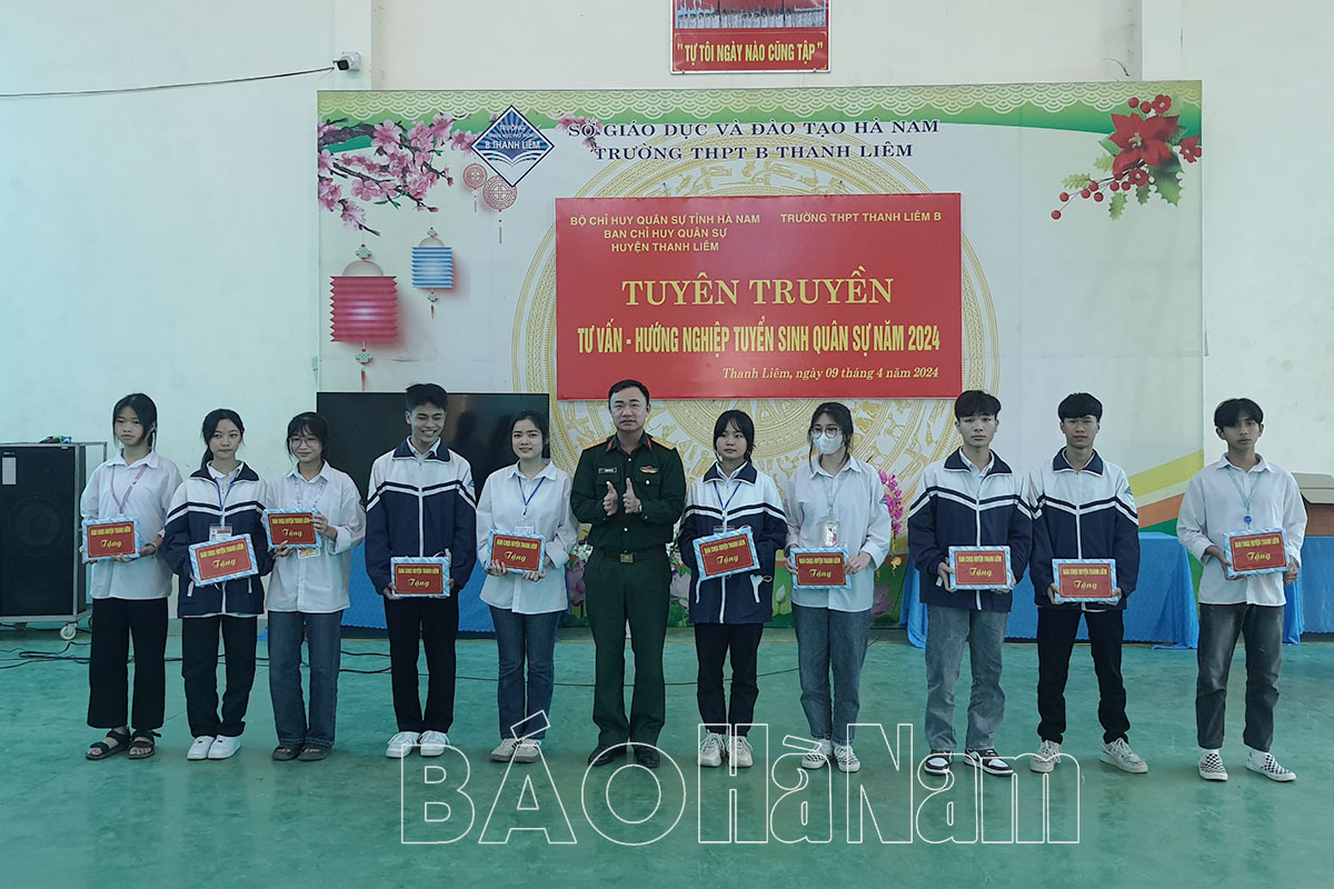 Ban CHQS huyện Thanh Liêm phối hợp tư vấn tuyển sinh quân sự năm 2024