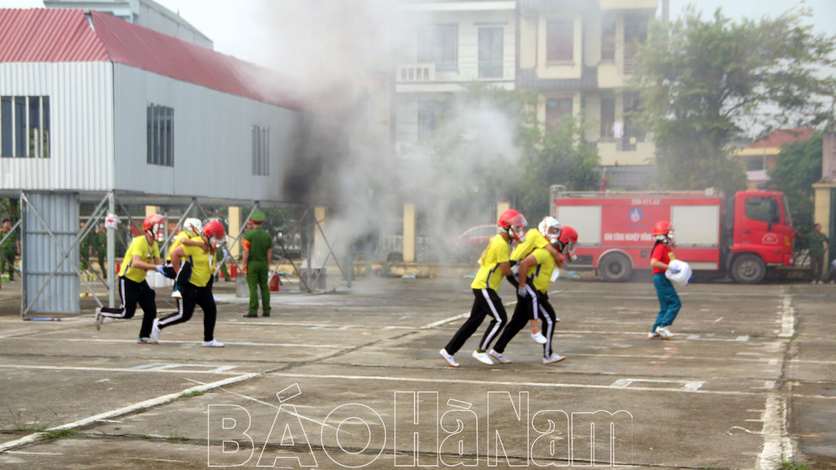 Huyện Kim Bảng tổ chức Hội thi nghiệp vụ chữa cháy và CNCH “Tổ liên gia an toàn PCCC và CNCH”