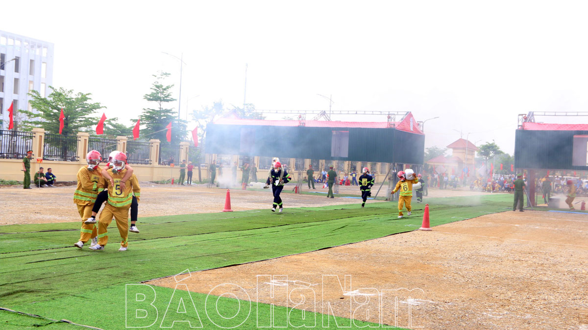 Thanh Liêm tổ chức Hội thi nghiệp vụ chữa cháy và CNCH “Tổ liên gia an toàn PCCC” năm 2024