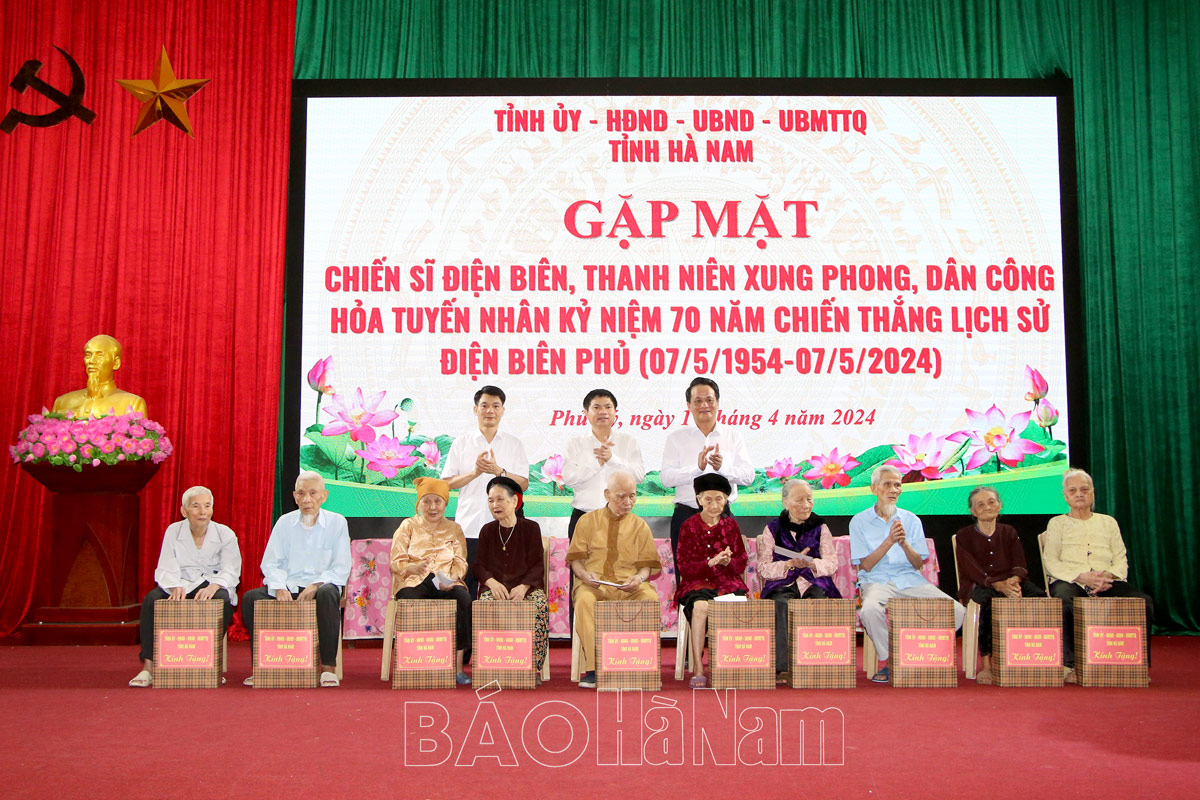 Đồng chí Trương Quốc Huy thăm, tặng quà chiến sĩ Điện Biên, thanh niên xung phong, dân công hỏa tuyến tại TP.Phủ Lý