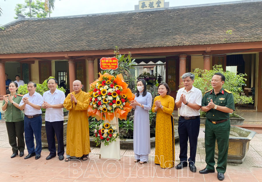 Đồng chí Phó Bí thư Thường trực Tỉnh ủy Đinh Thị Lụa thăm, chúc mừng Lễ Phật đản tại chùa Thi Sơn