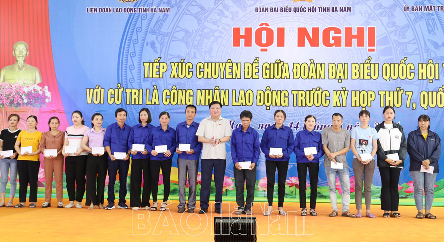 Đoàn đại biểu Quốc hội tỉnh tiếp xúc chuyên đề với cử tri là công nhân lao động