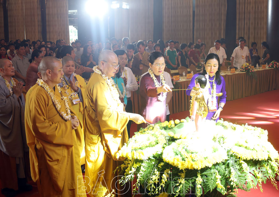 Đồng chí Bí thư Tỉnh ủy Lê Thị Thủy dự Đại lễ Phật đản tại chùa Tam Chúc